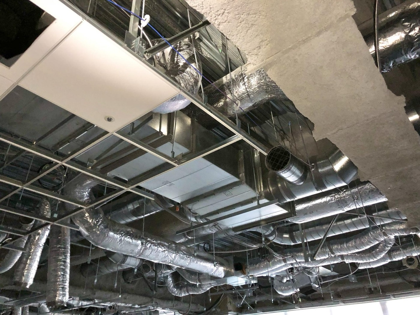 Rede de dutos rígidos e flexíveis instalada acima do forro